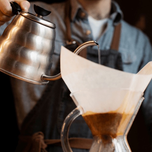 Cafetera Chemex con el filtro doblado en cono