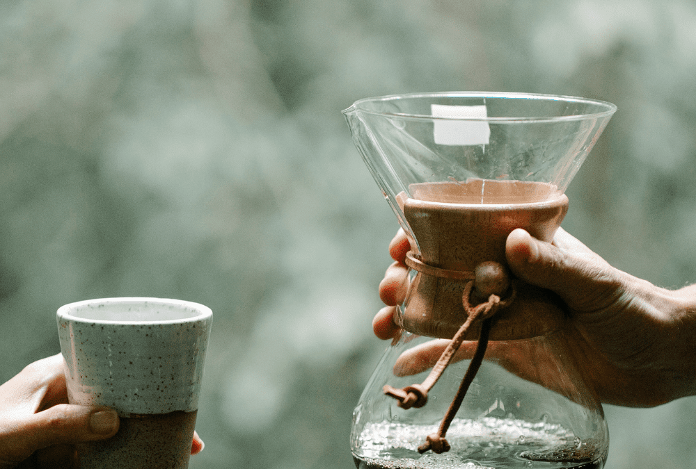 Cómo hacer café en la cafetera Chemex con fondo natural.