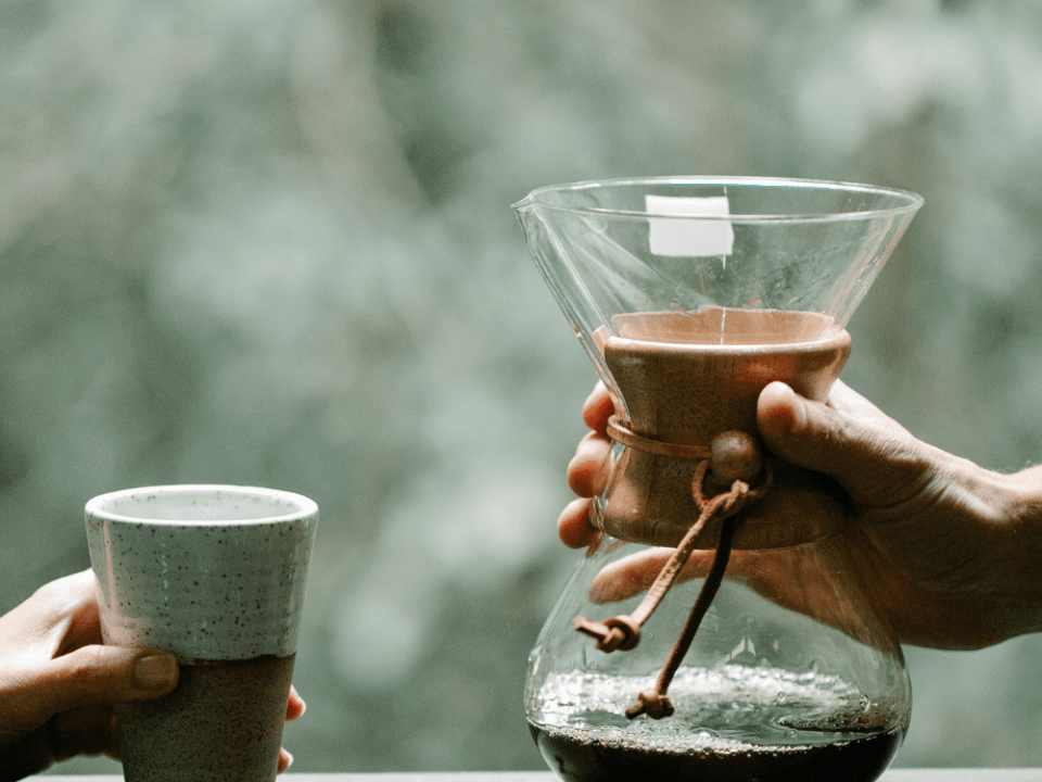 Cómo hacer café en la cafetera Chemex con fondo natural.