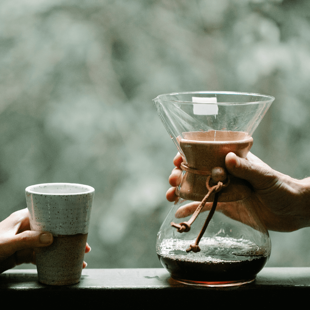 Cómo hacer café en la cafetera Chemex con fondo natural.